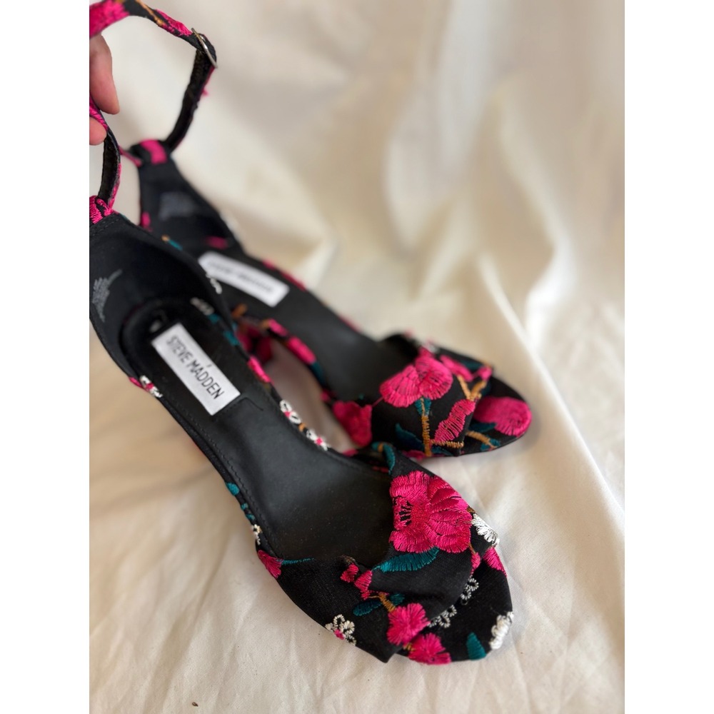 Steve Madden Mirna Black Floral Embroidered Block Heels Ankle Strap Sandals 6.5M - Picture 5 of 6